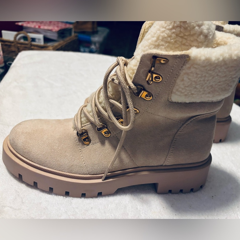 Brand New Comfy Boots By ANYTHING BUT MONDAY - Size 9.5 USA / EURO 41 - box 80